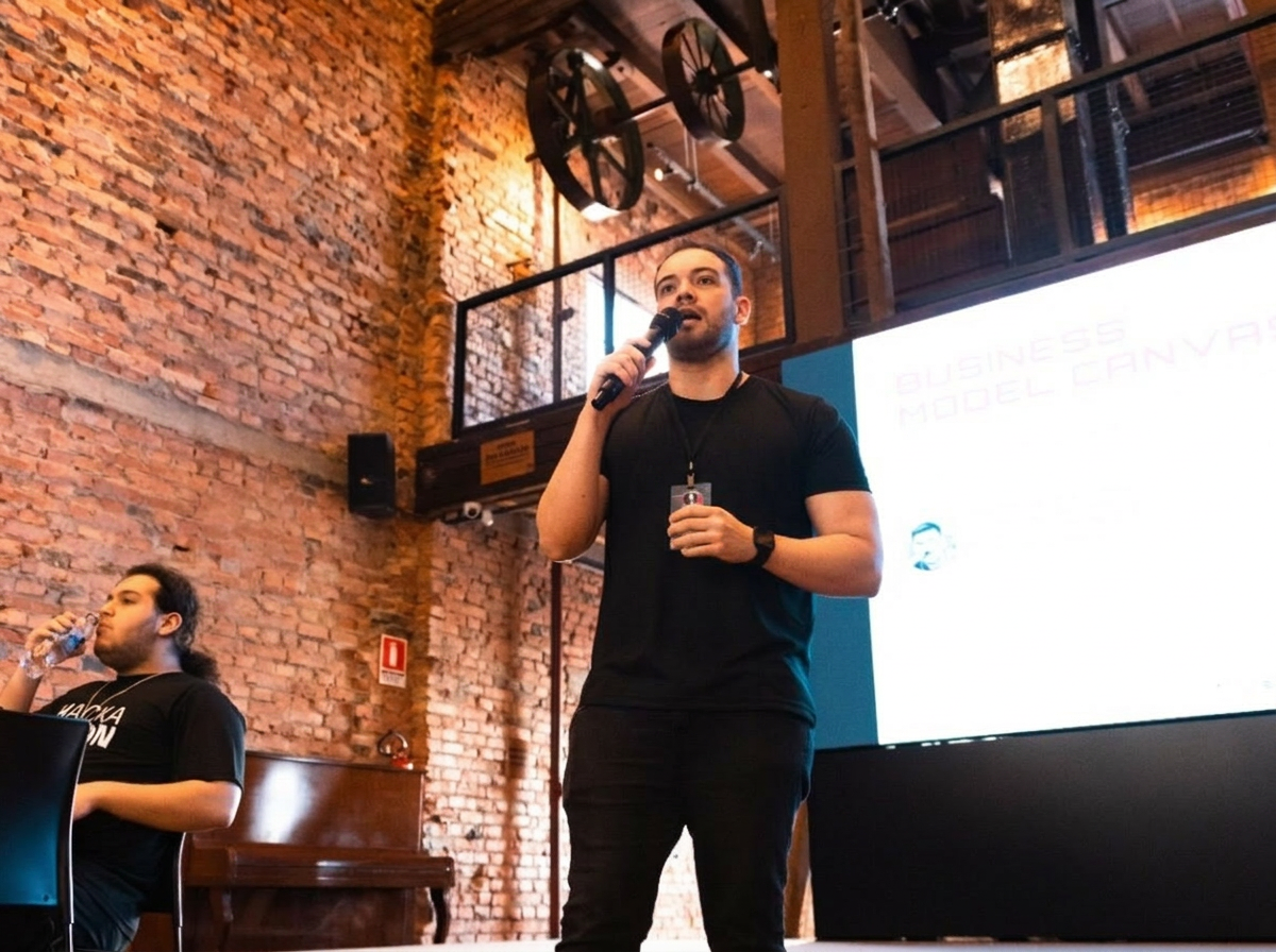 Apresentação no palco durante o Hackathon